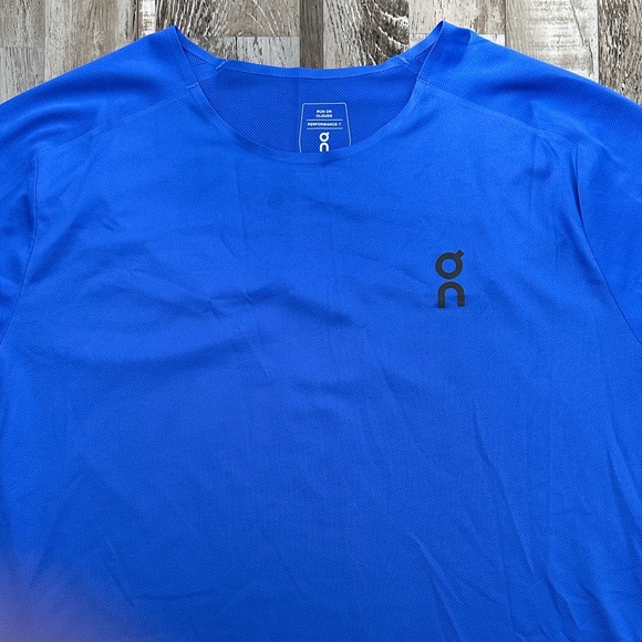 On Running Men's Vibrant Blue and Black Tee - Picture 2 of 6